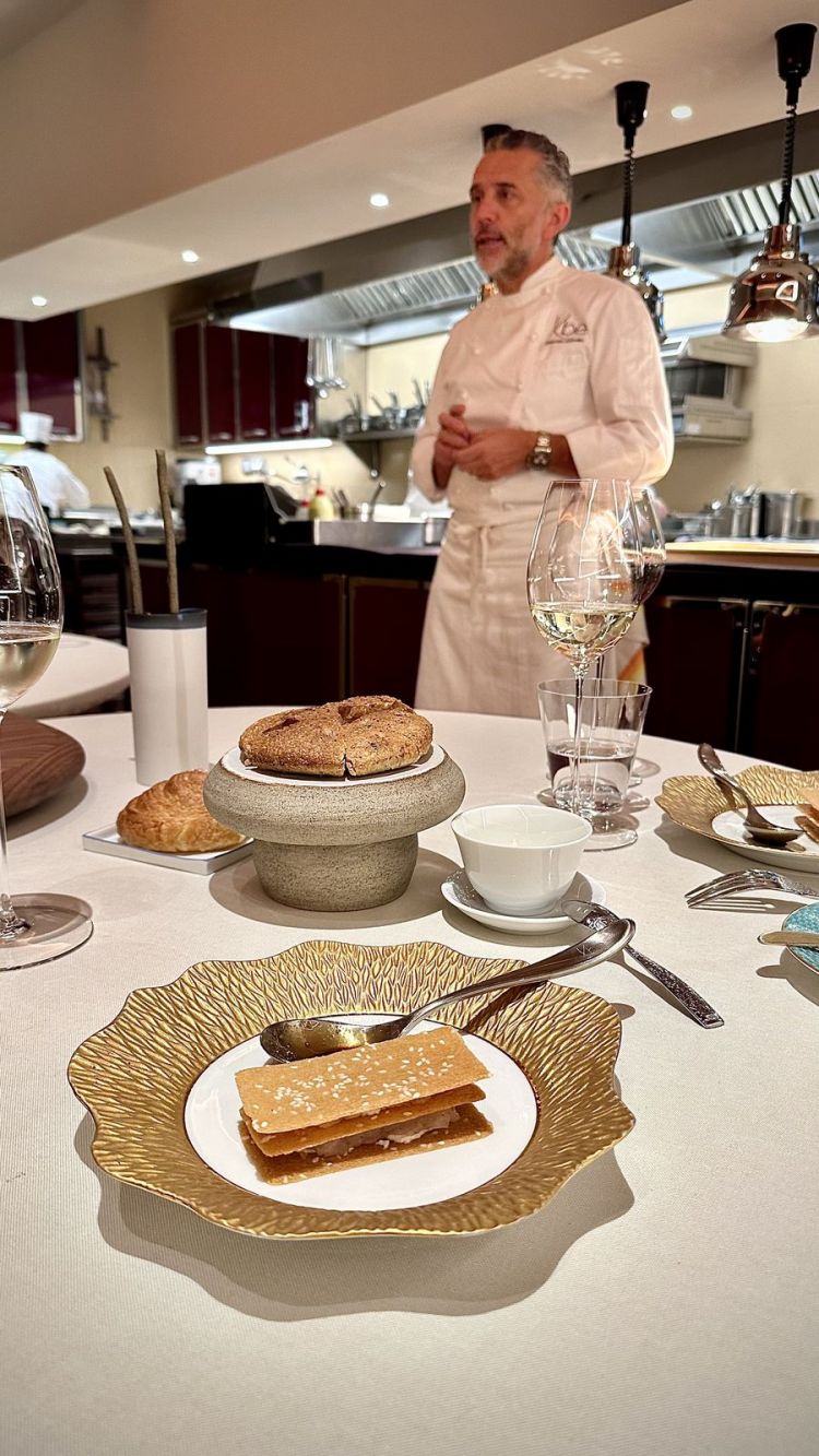 Wafer al sesamo, tartare di branzino, caprino all’erba cipollina e sensazione di liquirizia (in sciroppo): in carta da più di 20 anni, non teme alcun confronto con le creazioni più recenti. Setoso, pieno, aromatico, croccante: c’è tutto! Sullo sfondo, si vedono i panificati, a cui viene data molta importanza: Sfogliati al burro, Grissini al grano arso, Focaccia semintegrale (con patata bollita nell'impasto), servita con una crema di squacquerone (condita con succo di limone e Parmigiano Reggiano). Un boccone chiama l'altro...