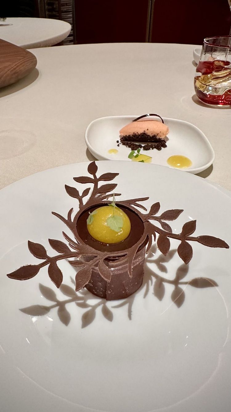 Cilindro di zucchero al cioccolato farcito di un morbido al cacao in bagna al Cointreau, aria al cacao, gel di arancia, sorbetto di arancia: un dessert classico, ma molto interessante per l’uso in più consistenze e varietà dell’arancia, che raggiunge la massima espressione nel sorbetto, in un climax di rara elevazione
