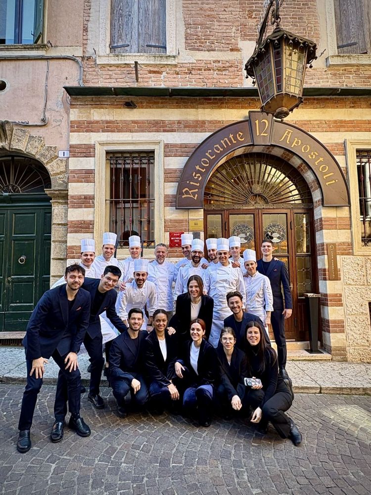 La brigata di giovani talenti, con chef Giancarlo Perbellini al centro, ripresa proprio fuori dall'ingresso inconfondibile del Ristorante 12 Apostoli (foto archivio Perbellini)