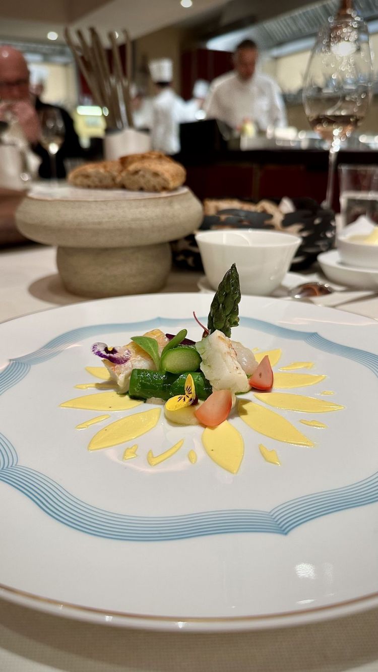Bouquet di asparagi verdi croccanti e bolliti, scampo cotto al bbq, emulsione di uovo, vermouth: l’eleganza secondo Perbellini. Un piatto delicato, dolce, ma anche scosso dall’uovo e dal vermouth, che ricorda molto un'insalata composta dai migliori sapori che la primavera può offrire e che identifica inequivocabilmente tale stagione