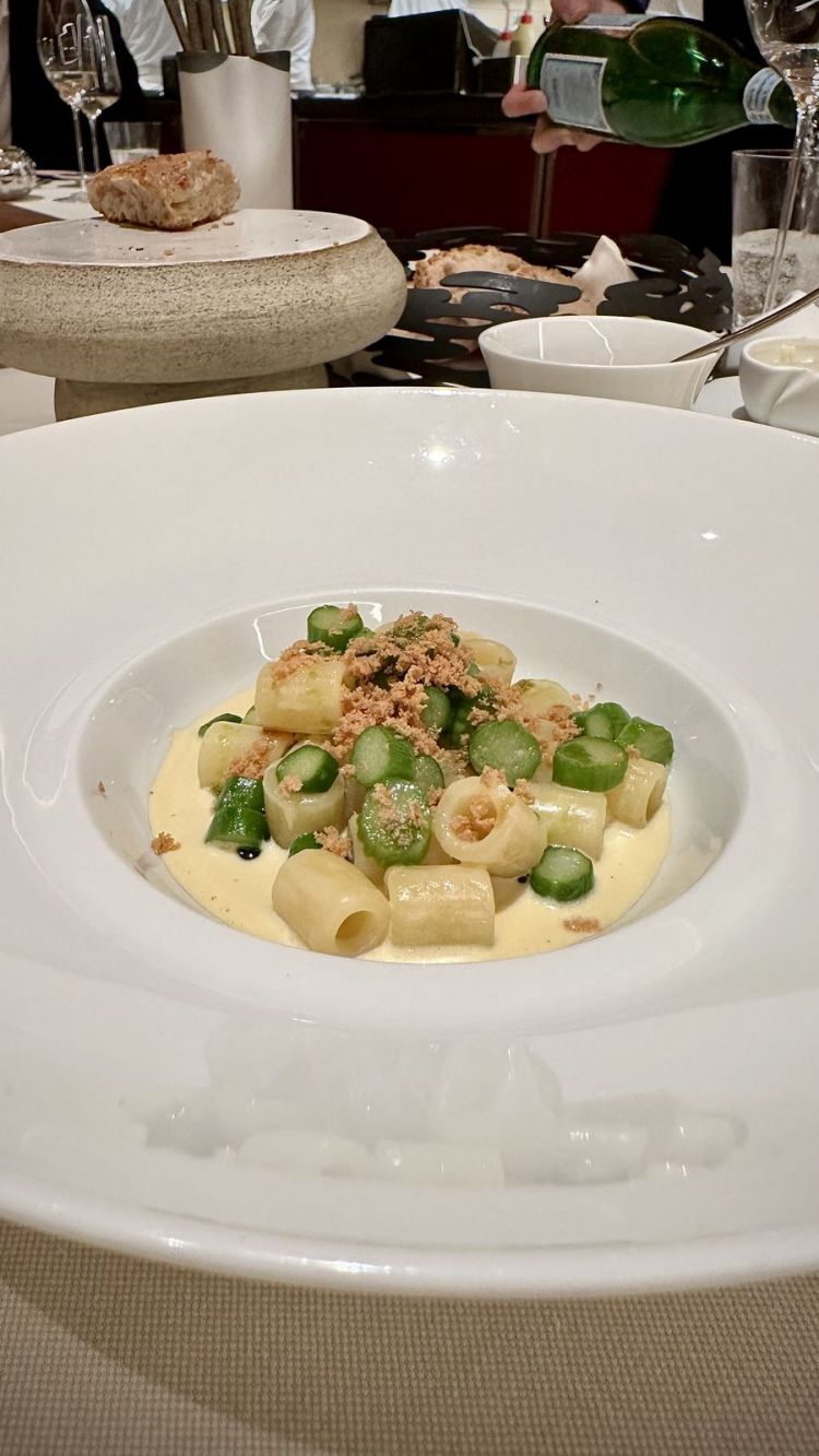 Minestra di tubetti, emulsione di fumetto di pesce, asparagi verdi croccanti, bottarga: golosità pura, sotto le spoglie di un piatto di pasta classico, elegante, impeccabile