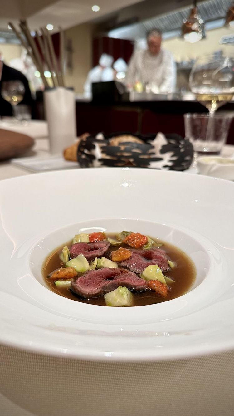 Shabu shabu di cervo, carciofi croccanti, pomodoro confit, brodo acido di pollo e sottobosco: inizia un trittico di carni una meglio dell’altra. Qui il cervo, perfetto per cottura e gusto, diventa quasi il contorno di un brodo eccellente e per nulla stucchevole, grazie anche alla sua intelligente acidità