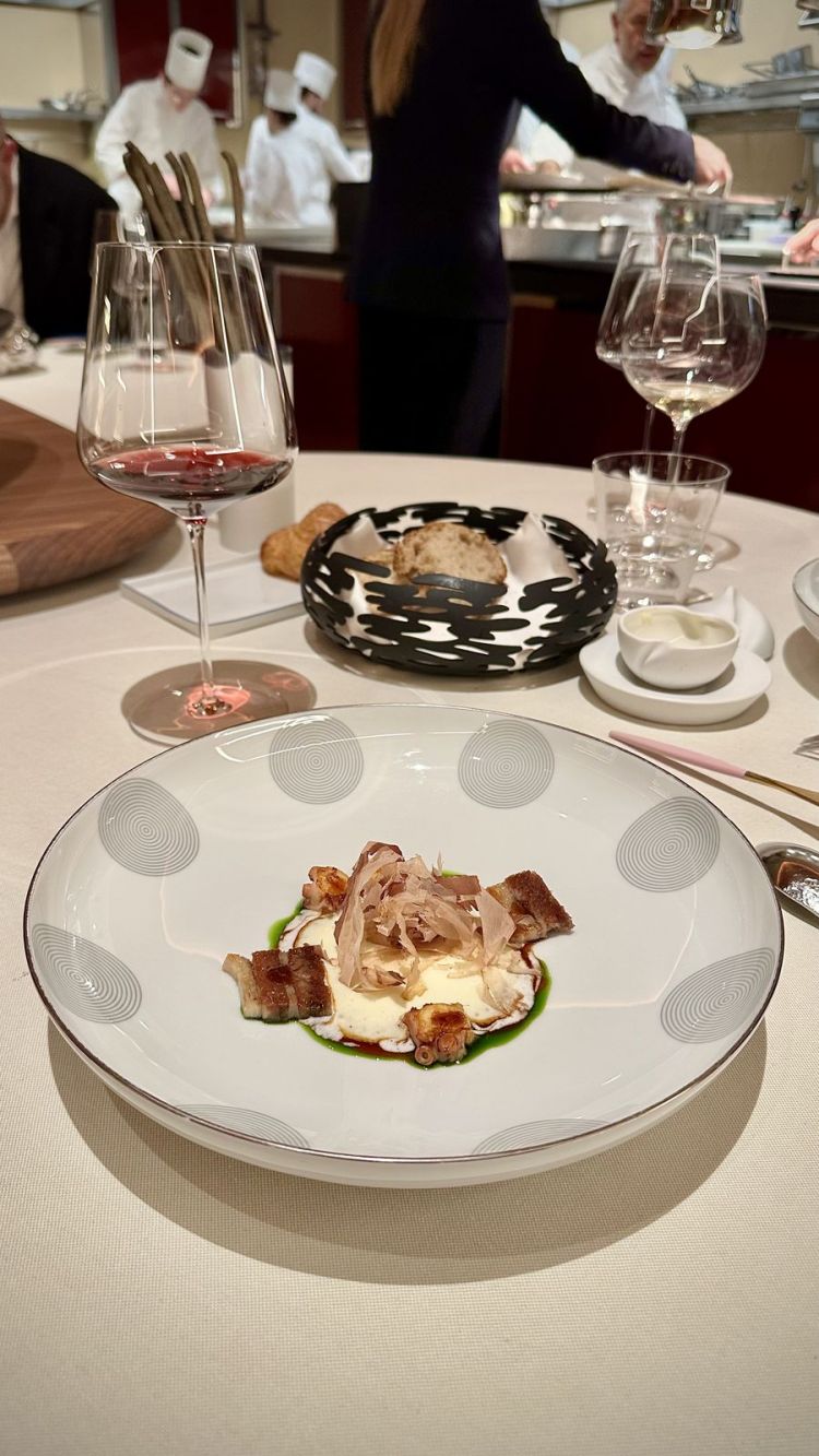 Pancia di maiale e polpo, salsa bbq, katsuobushi: terra e mare, grassezza e compattezza possono coesistere? Questa portata leva ogni dubbio, facendo pensare anche al bis…
