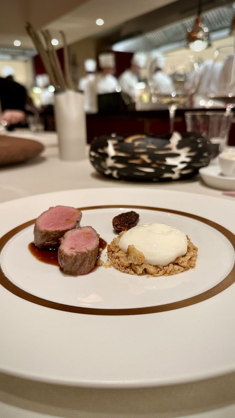Agnello e olio all’origano, servito con Crumble di animelle, spuma di kefir e aglio orsino: l’olfatto viene subito rapito dall’aroma intenso di origano, che veste delicatamente la carne, tenerissima e dolce, per poi passare alla croccantezza tostata delle animelle (quasi da mangiare come popcorn), con il kefir e l’aglio orsino che legano il tutto. Grande piatto