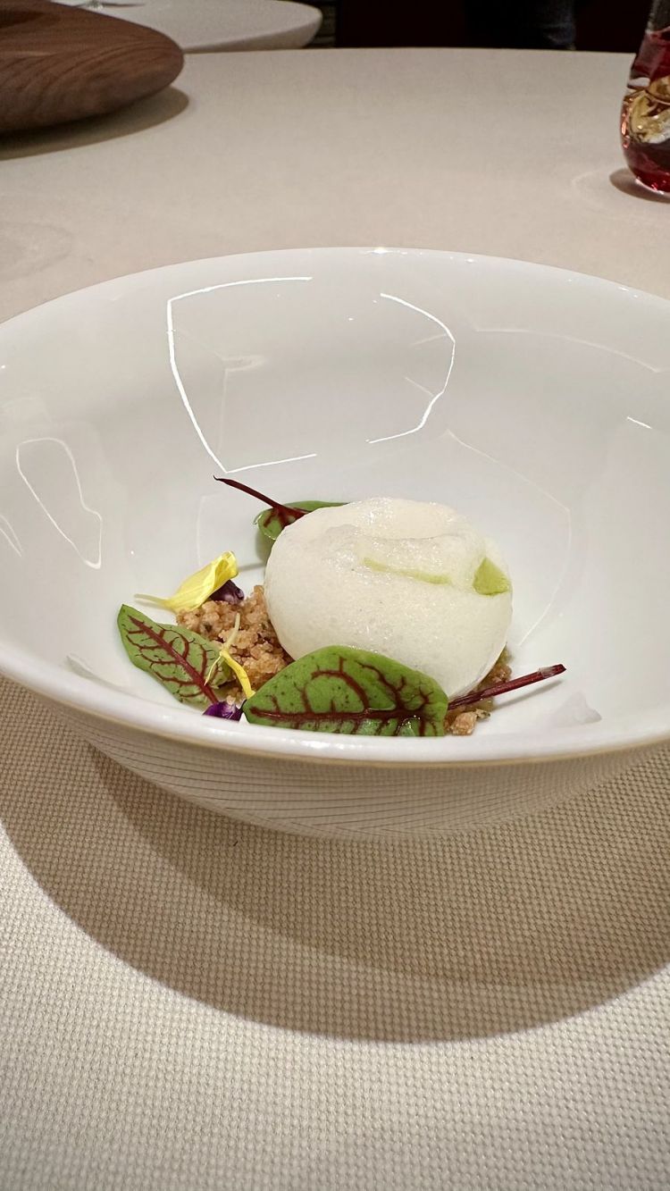 Predessert: Crumble di mandorle e rosmarino, sorbetto allo yuzu, olio al rosmarino