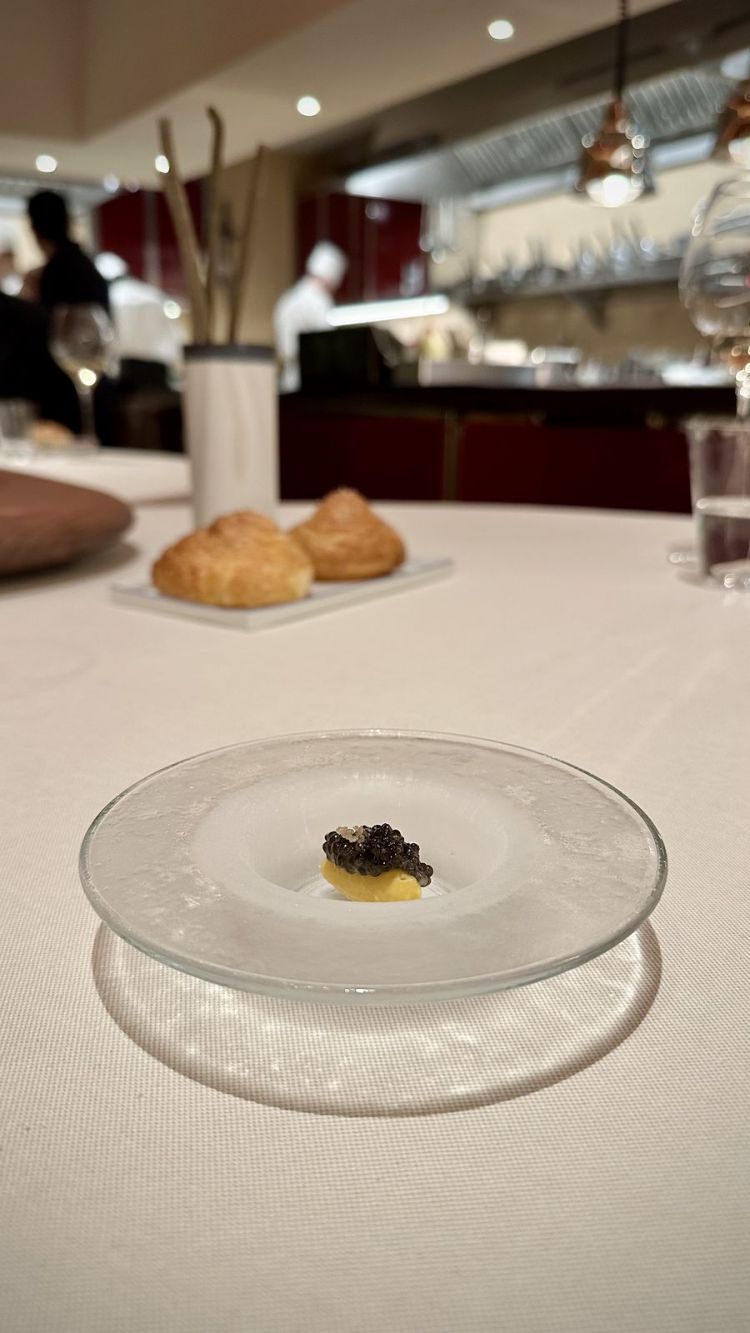 Zabaione ghiacciato e caviale affumicato: omaggio alla famiglia di Perbellini, pasticceri da generazioni. Una caramella di gusti, tanto mignon, quanto ampia in bocca