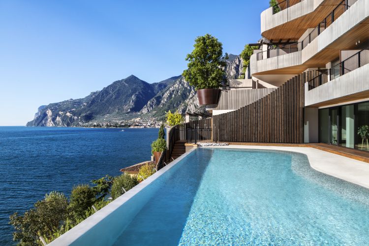 Benessere, relax e sguardo che spazia sul Lago di Garda