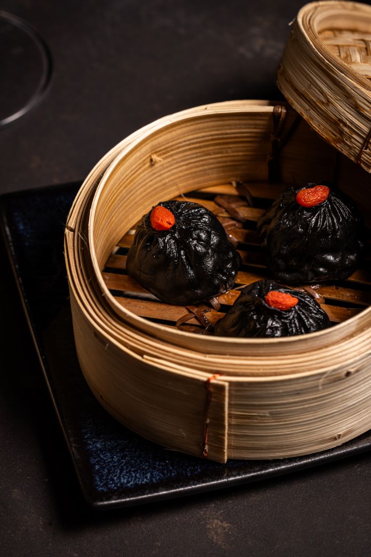 Xiao long bao con carne di maiale, nero di seppia e bacche di goji
