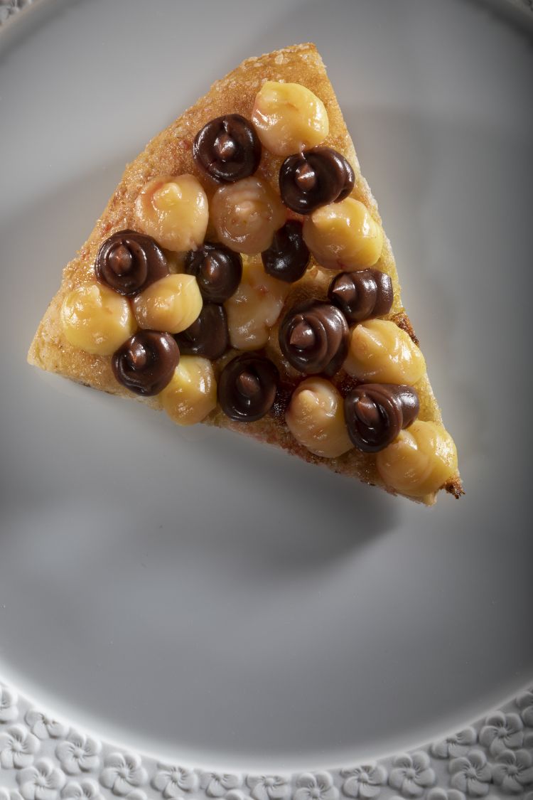 La pizza Zuppa Inglese: crema intensissima al cacao, crema pasticcera e alchermes vaporizzato
