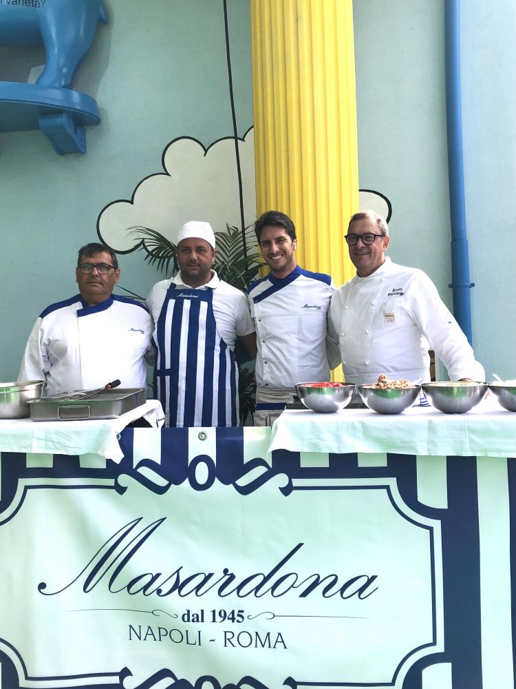 The Antica Friggitoria Masardona team led by Enzo Piccirillo (the first on the right, and immediately after the son and their collaborators)
