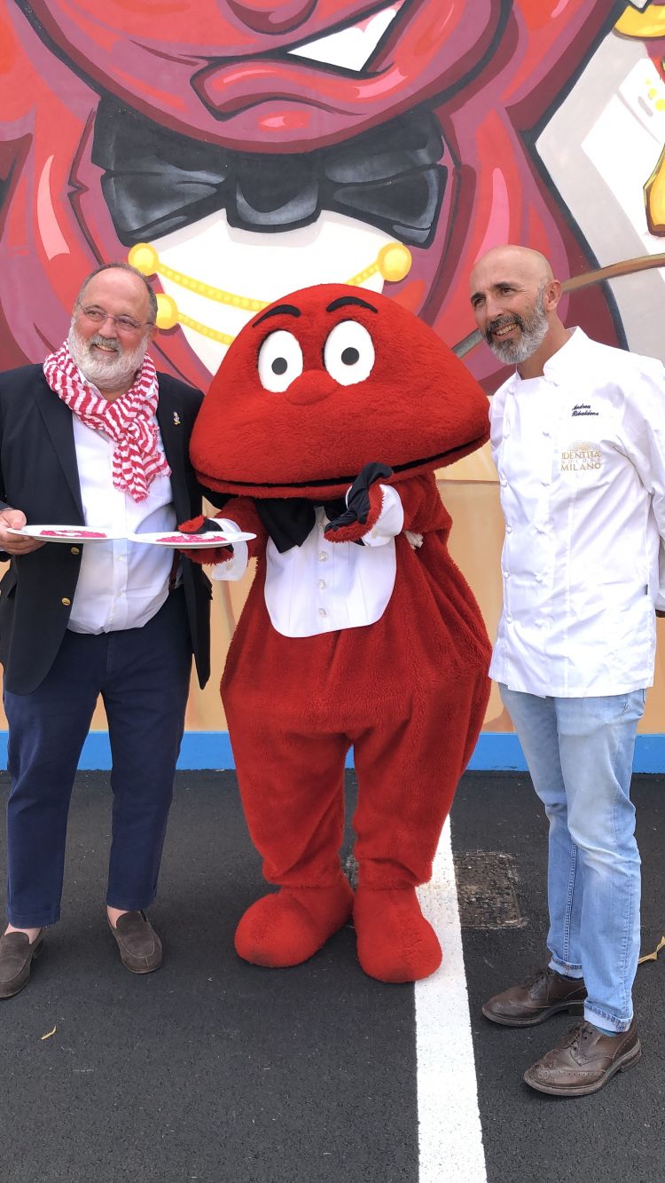Paolo Marchi, the Gabibbo and Andrea Ribaldone present the Risotto Rosso Gabibbo