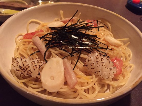 Spaghettini freddi e pesce al buio [Cold spaghettini and fish “in the dark” as the fish varies according to season. Here there’s squid, smoke eel, prawns, octopus and nori seaweed. A good and engaging Japanese-style dish (photo by Zanatta)
