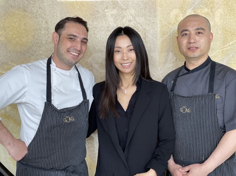 La titolare di Gong, Giulia Liu, insieme allo chef Gugliemo Paolucci e al sous Zuo Cuibing
