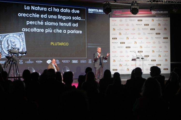 In tanti per ascoltare l'intervento dello showman