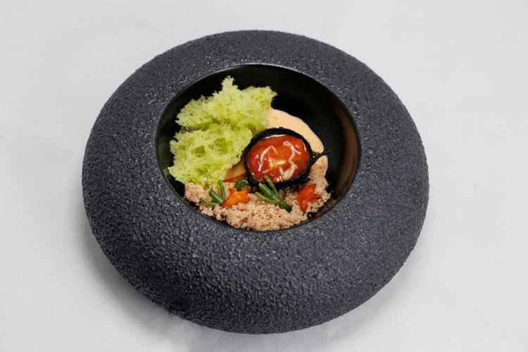 Il riccio nel suo fondale marino: sabbiolina di grano Tumminia, spugne di salicornia e prezzemolo, guscio di riccio fritto con polpa di riccio crudo
