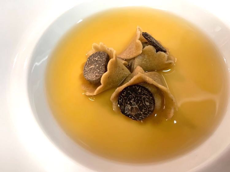 Ravioli di lepre, tartufo nero in brodo di bosco è il Piatto del 2022 di Valeria Piccini del ristorante Da Caino, a Montemerano (Grosseto)
