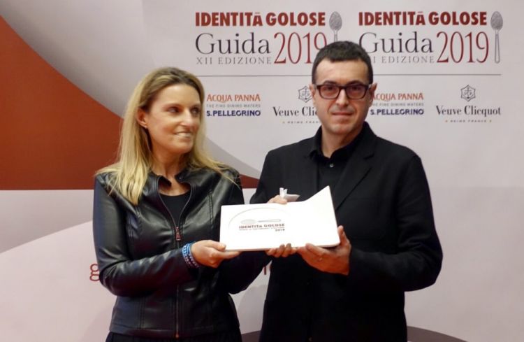 Ricard Camarena riceve il premio dalle mani di Sara Peirone di Lavazza
