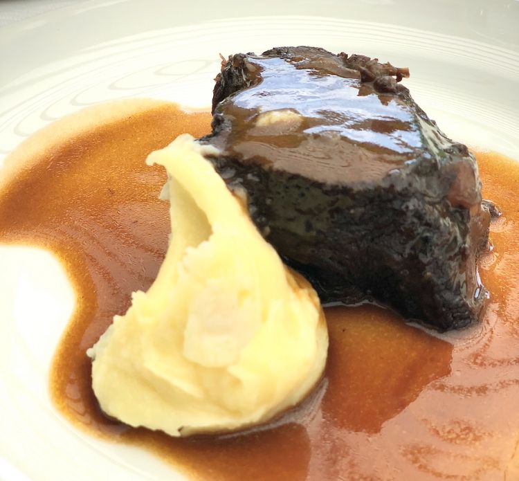 Veal cheek with mashed potatoes