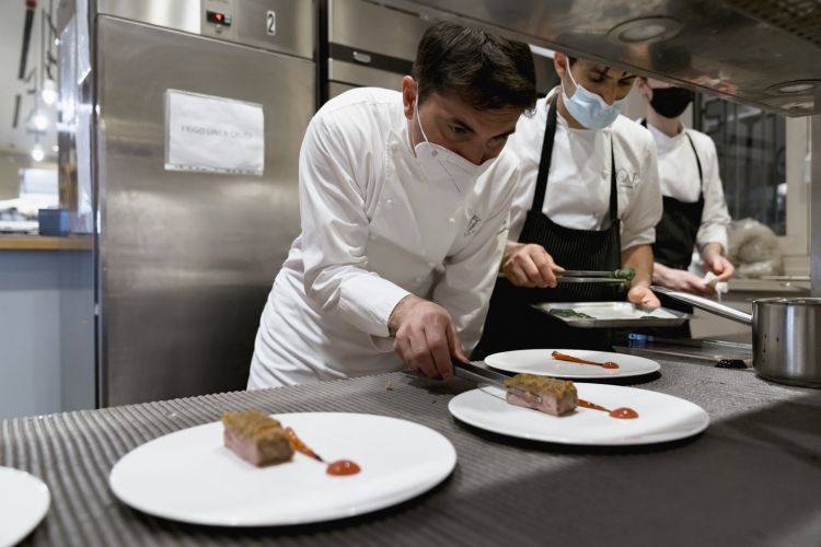 Lo chef Fabio Pisani al lavoro da Voce in Giardino a Milano
