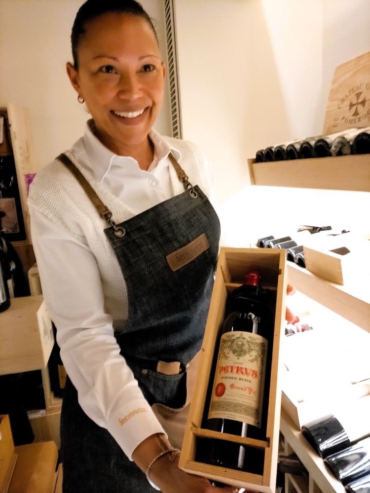 Yanelis, la sommelier cubana dell'enoteca FerroWine, mostra l'etichetta più preziosa: un Petrus Grand Vin Pomerol, annata 2015, in vendita a 8.540 euro
