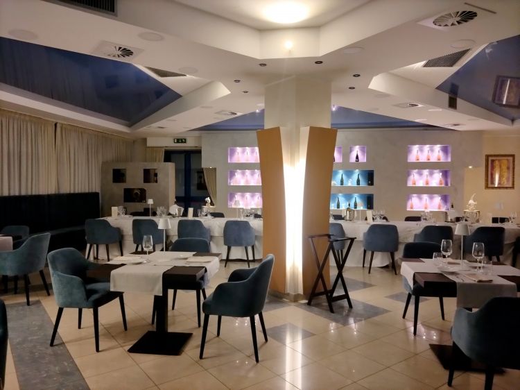 L'interno dell'elegante ristorante YaRità, annesso all'hotel e aperto agli esterno. Aperto nel dicembre 2022 è la proposta gourmet che arrichhisce Amantea con il menù firmato dallo chef Villella
