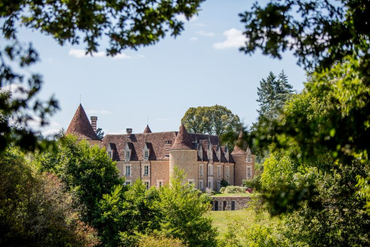 Tra le nuove esperienze che si possono vivere durante il soggiorno è imperdibile la giornata di full immersion nel Cognac, per apprendere il processo di miscelazione, tostatura e cerchiatura delle botti destinate ad alcuni dei migliori produttori di Cognac del mondo.
