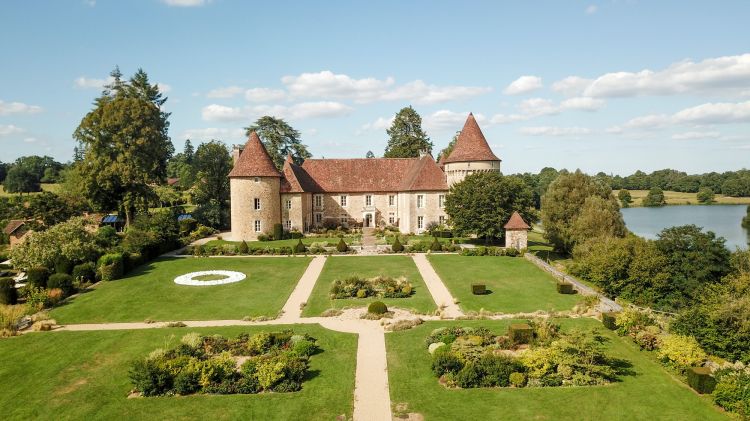 Domaine des Etangs, chȃteau del XIII secolo, vicino a Cognac, vanta una proprietà di oltre 2.500 acri di terreno, dove gli ospiti possono partecipare ad originali esperienze che valorizzino il genius loci
