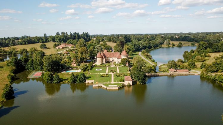 Veduta dall'alto di Domaine des Etangs, chȃteau del XIII secolo, nell’affascinante cittadina francese di Massignac, vicino a Cognac e Angouleme
