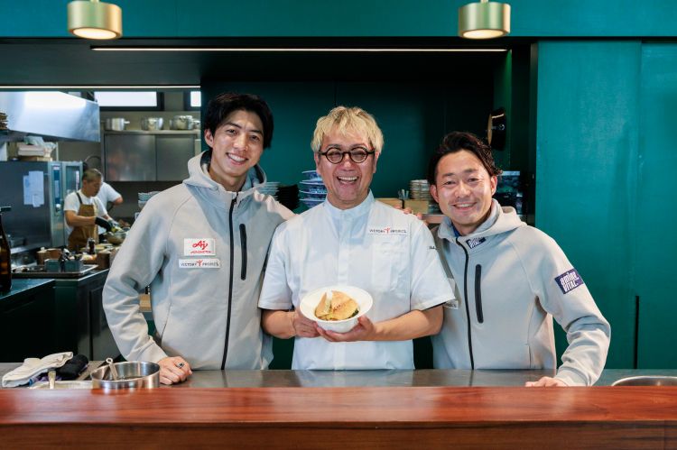 Yoji Tokuyoshi, al centro, con due esponenti del t