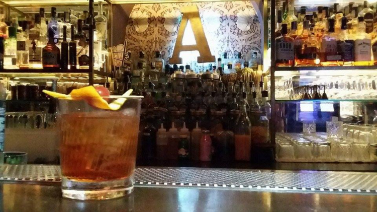 Young Fashioned: sciroppo di acero, Cynar, cocchi rosa, angostura, peychaud’s bitter, bourbon whishy