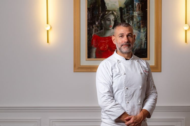 Massimiliano Romano, lentinese&nbsp;classe 1983, ha lavorato nelle cucine del ristorante San Domenico a Taormina e&nbsp;tra i fornelli del Palace Hotel di Siracusa. Nel 2020 entra&nbsp;nella brigata di Gordon Ramsay al Savoy Grill di Londra dove rimarr&agrave; per tre anni.&nbsp;Nel luglio 2024 apre&nbsp;il ristorante Z&agrave;gar&agrave;
