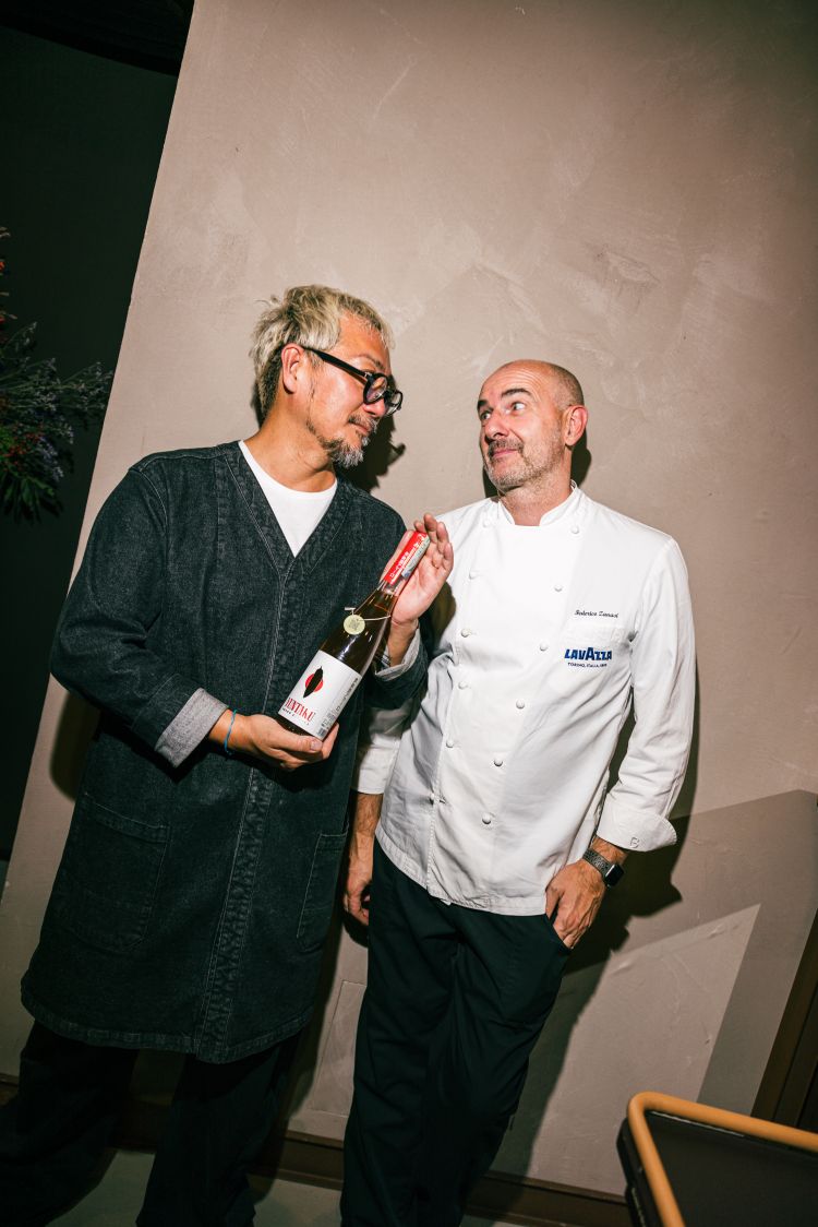 Federico Zanasi e Yoji Tokuyoshi firmano la cena oltre che raccontarsi in una bella amicizia, che li lega da diversi anni.