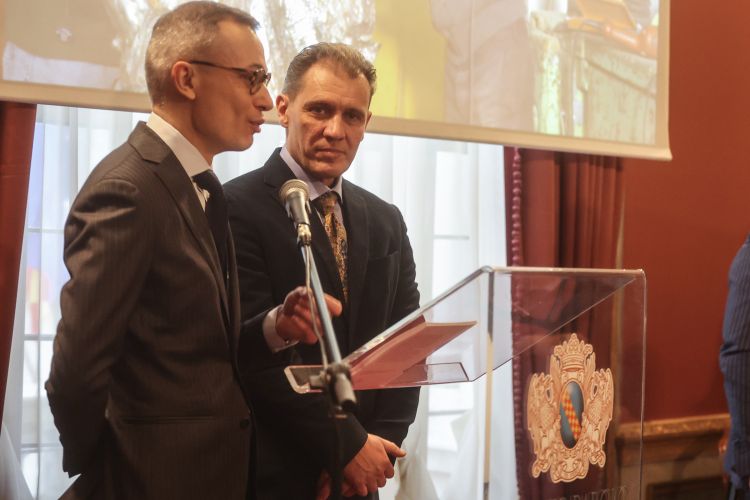 Enrico Zanellati e&nbsp;l&rsquo;artista Gabriele Garbolino R&ugrave;, autore dell'opera. Foto di Gianluca Platania
