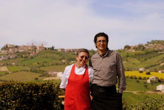 Patrizia Corradetti insieme a uno dei suoi figli, 