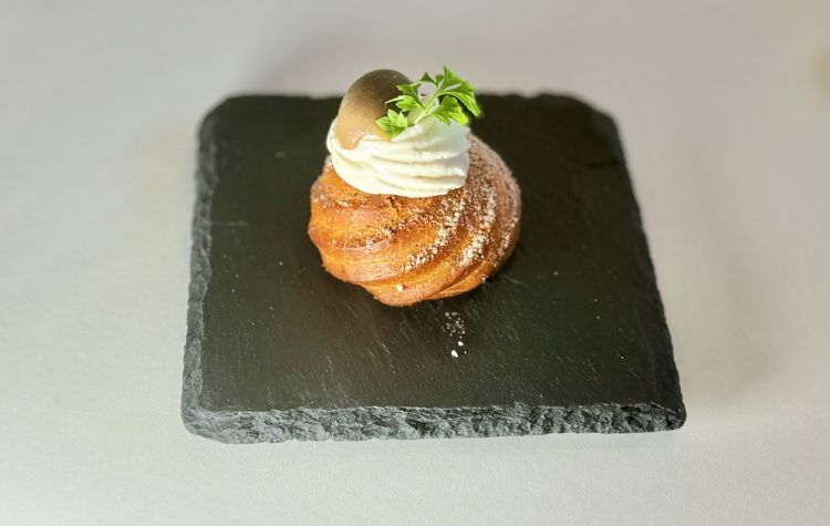 Zeppolina di Santa Lucia, pâte à choux al pomodoro e acciughe del Mar Cantabrico