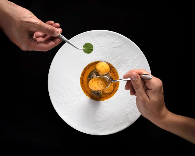 A guidare la cucina è l’executive chef Davide Canella con il sous chef Vittorio Petrillo, due le proposte: Contrada, il fine dining, 1 stella Michelin e Cantina, legato all’autentica cucina toscana