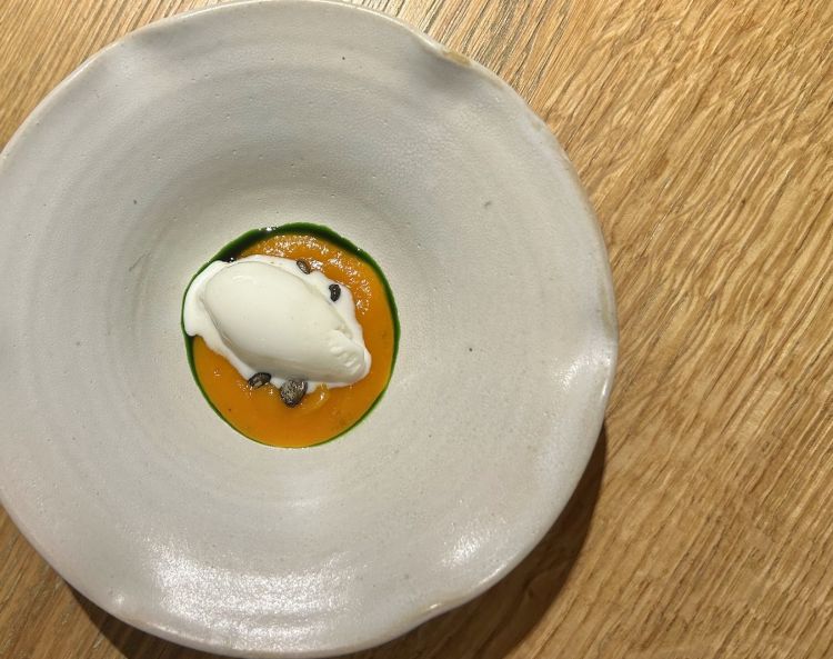 Crema di zucca, semi di zucca croccanti, crema gelata di stracchino, olio all’alloro