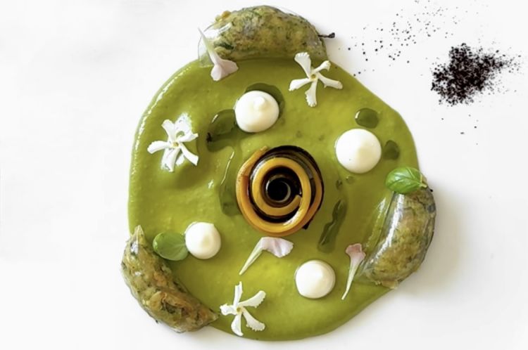 Le zucchine&hellip;&nbsp;(Velo di acqua di zucchine ripieno di pesto di zucchine, basilico e menta, nastri di zucchine gialli e verdi cotte a bassa temperatura con scamorza affumicata)
