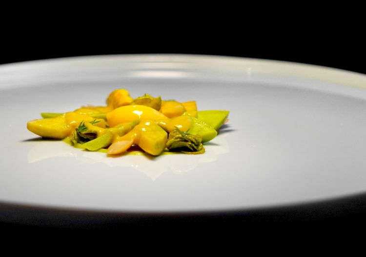 Zucchine trombetta con salsa allo Zafferino, mandorle e sorbetto all'arancia candita