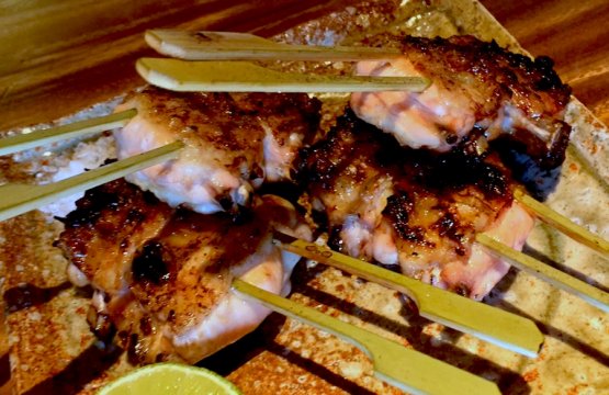 Questo non è certo un'immagine di John Carey, è giusto di Paolo Marchi, l'autore del servizio, che ha voluto fissare le strepitose Alette di pollo al sake e lime