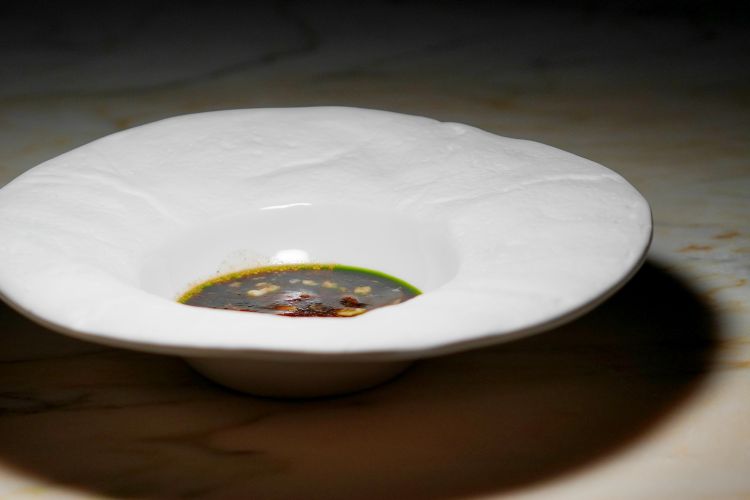 Zuppa di cipolle, che viene ribaltata, con cambio di consistenza e ruolo all’interno del piatto. Ecco allora una fonduta di fontina d’alpeggio di Cogne con olio all’alloro, crema di pane (di Crosta a Milano) alla brace, estrazione di cipolla alla brace, infine bucce di fontina d’alpeggio per dare una bellissima masticazione. L'alloro prevale un po' ma l'insieme tutto sommato è ben armonico