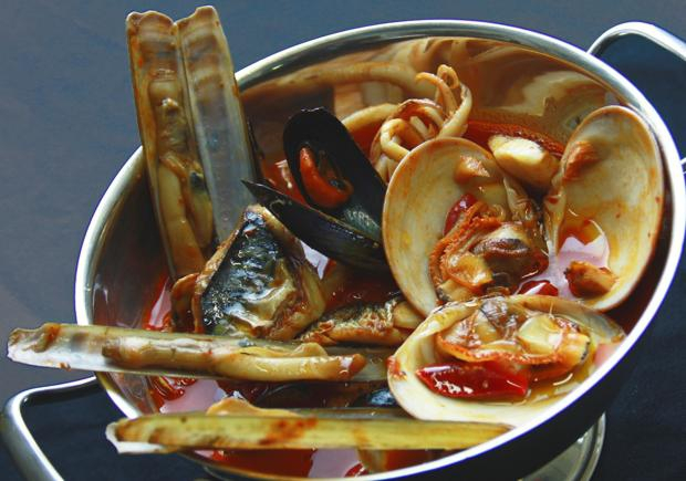 Una tradizionale zuppa di pesce, tutto mischiato, sapori e cotture. A vent'anni Carlo Cracco rimase colpito dall'eleganza e dalla pulizia della zuppa di pesce proposta da Gualtiero Marchesi nel suo ristorante a Milano
