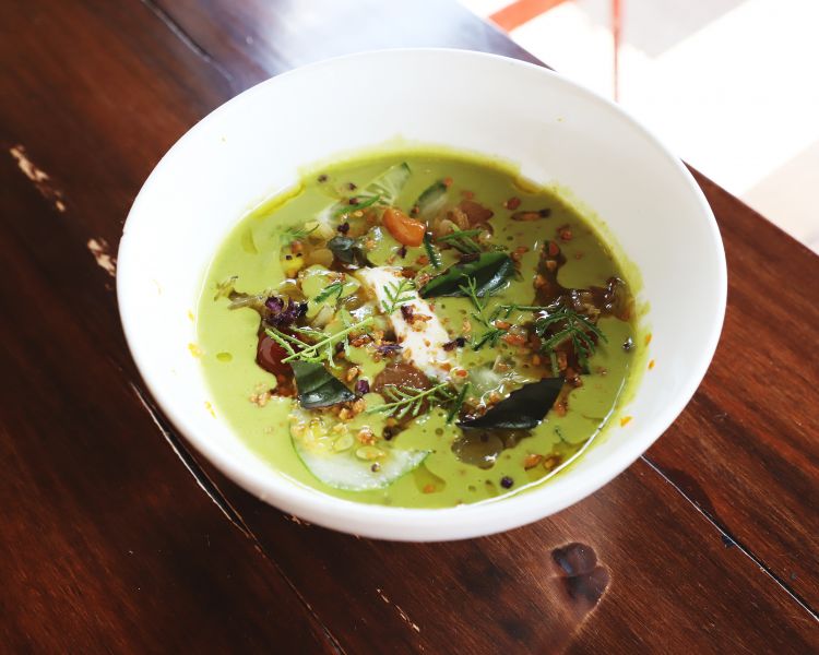 Alcuni piatti di LuLa: qui Zuppa fredda di cetrioli e girasole, ciliegie fermentate, labneh