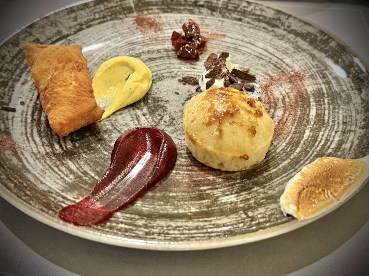 Zuppa inglese alla napoletana con meringa, cioccolato di Modica, ricotta di bufala e alchermes
