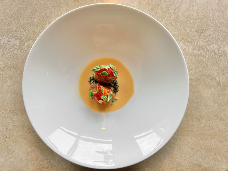 Zuppetta di fasolari, animella di vitello e basilico. L'animella è cotta classicamente al burro, servita su un battuto di basilico e alghe con finger lime, accompagnata da fasolari al vapore e zuppa di pesce al pomodoro e basilico. La concezione del piatto deriva da una riflessione dello chef sulla funzione vitale di organi filtranti (come l'animella e i molluschi)