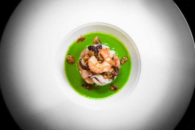 Zuppetta di piselli e ragù di mare. Foto Stefano D'Elia