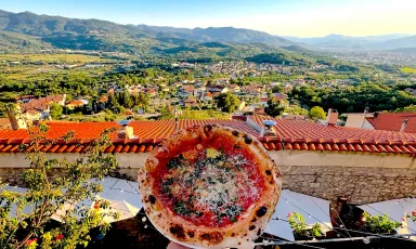 La pizza Cosacca e, sullo sfondo, i