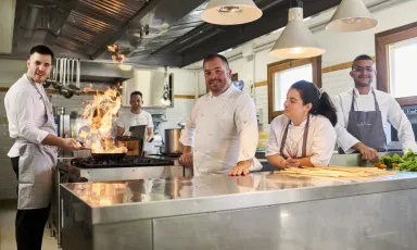 Salvatore Camedda in cucina con la 